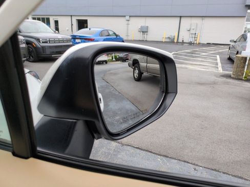 Used 2022 Toyota RAV4 XLE Premium AWD/4WD image 30