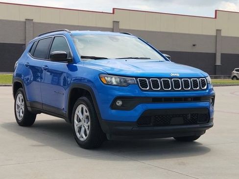 Used 2024 Jeep Compass Latitude AWD/4WD image 3