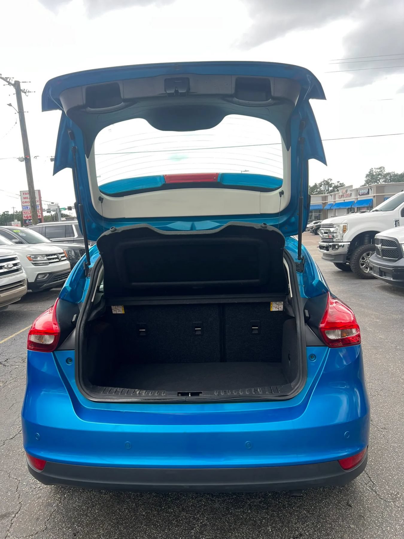 Used 2016 Ford Focus SE w/ SE Power Seat Package FWD image 17