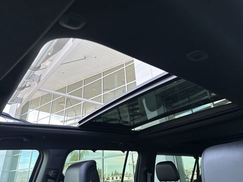 Used 2024 Jeep Wagoneer L Series III w/ Premium Group I image 13