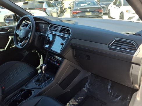 Certified 2022 Volkswagen Tiguan SE R-Line FWD image 23