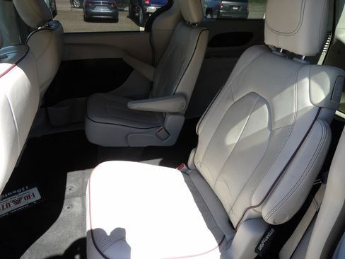 Used 2020 Chrysler Pacifica Limited FWD image 10