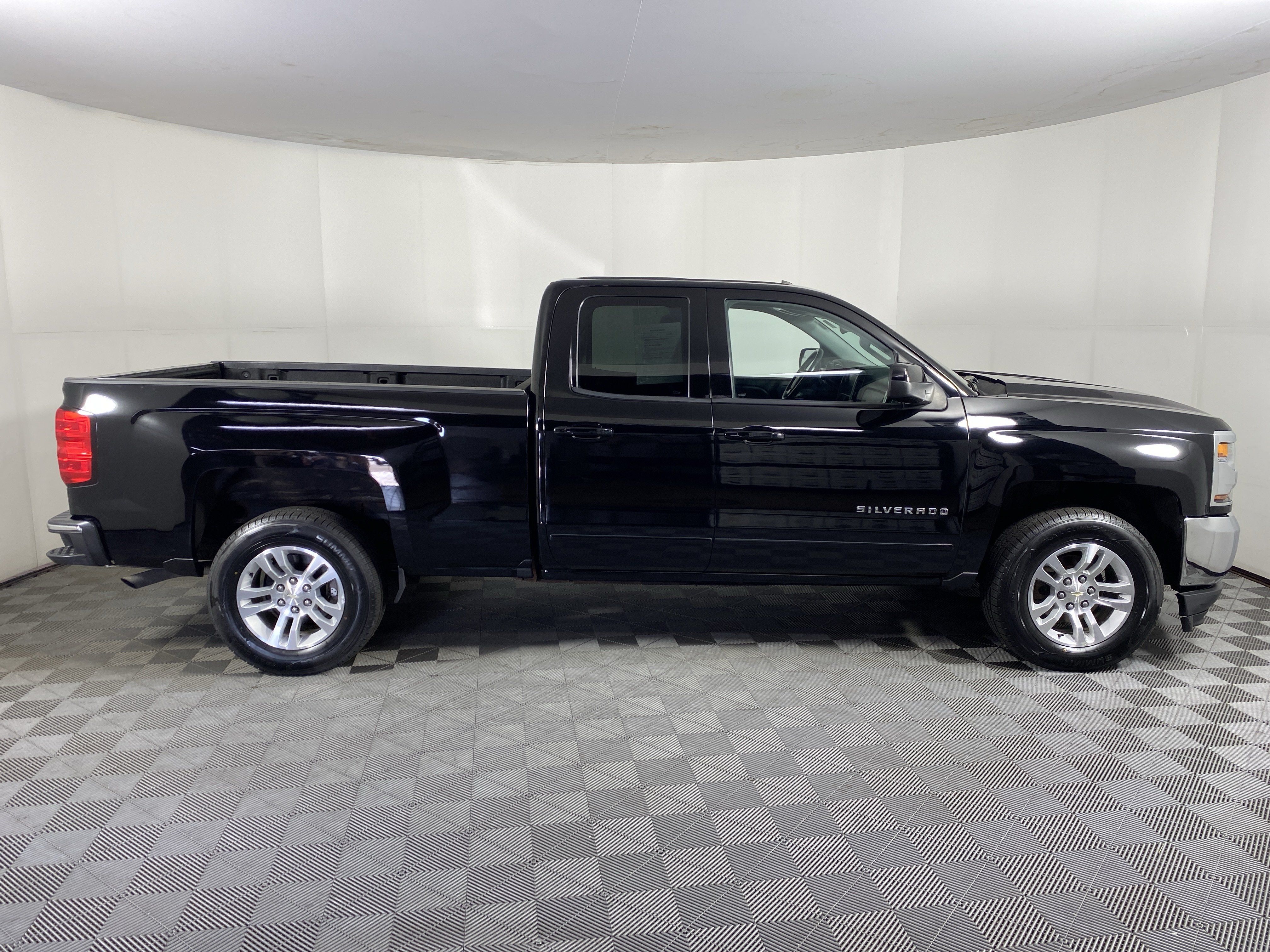 Used 2018 Chevrolet Silverado 1500 LT w/ All Star Edition AWD/4WD image 6