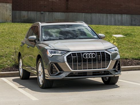 Used 2023 Audi Q3 2.0T Premium w/ Convenience Package AWD/4WD image 2