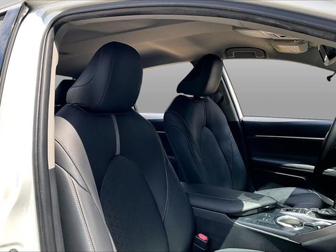 Used 2019 Toyota Camry XSE FWD image 9