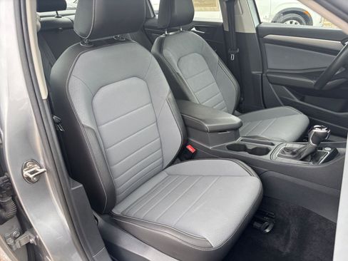 Used 2025 Volkswagen Jetta SE image 37