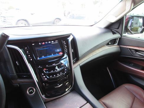 Used 2018 Cadillac Escalade Premium Luxury image 12