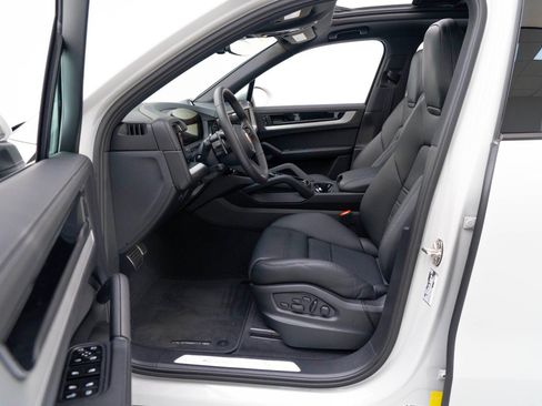 Used 2025 Porsche Cayenne S image 19