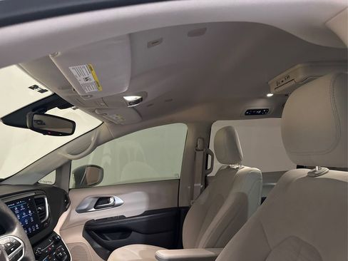 Used 2018 Chrysler Pacifica Touring Plus image 23