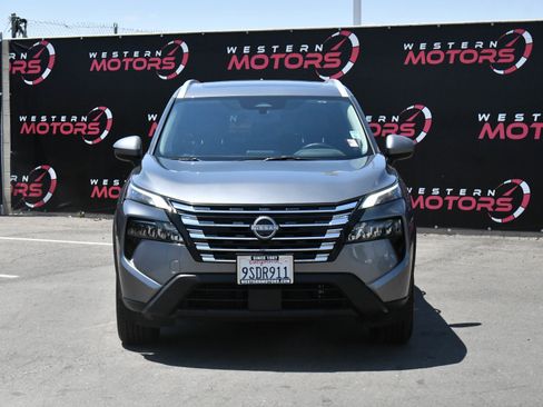 Used 2025 Nissan Rogue SV w/ SV Premium Package FWD image 2