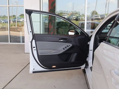 Used 2021 Toyota Avalon Limited w/ Advanced Safety Package FWD image 12