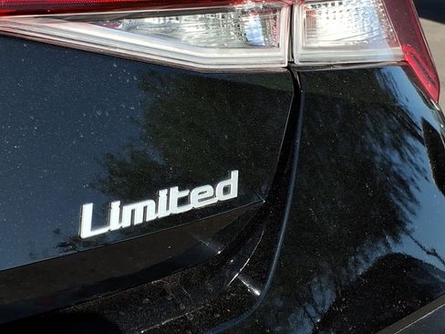 Certified 2025 Hyundai Elantra Limited FWD image 9