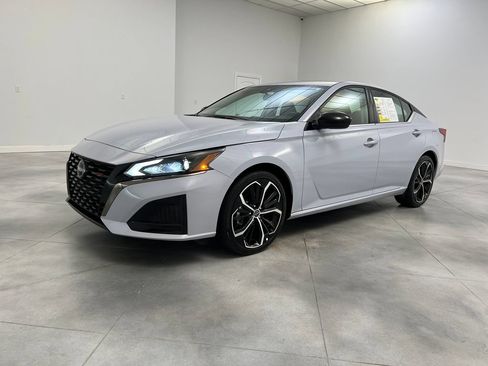 Used 2025 Nissan Altima 2.5 SR FWD image 4
