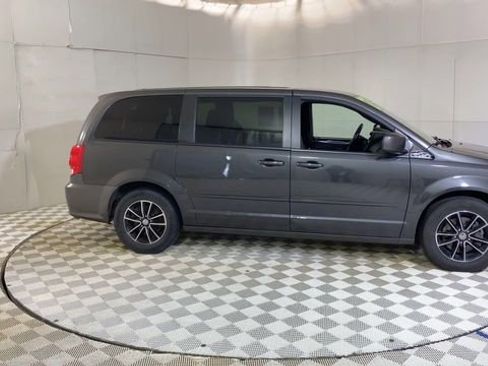 Used 2017 Dodge Grand Caravan SE FWD image 4