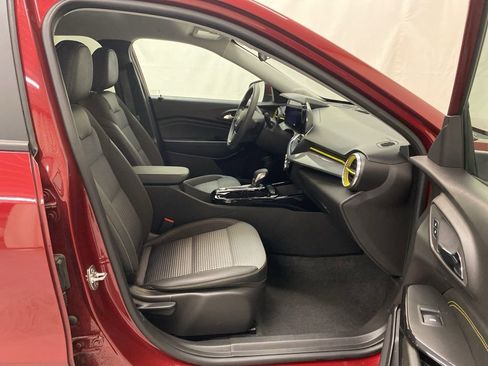 Used 2025 Chevrolet Trax LT FWD image 15