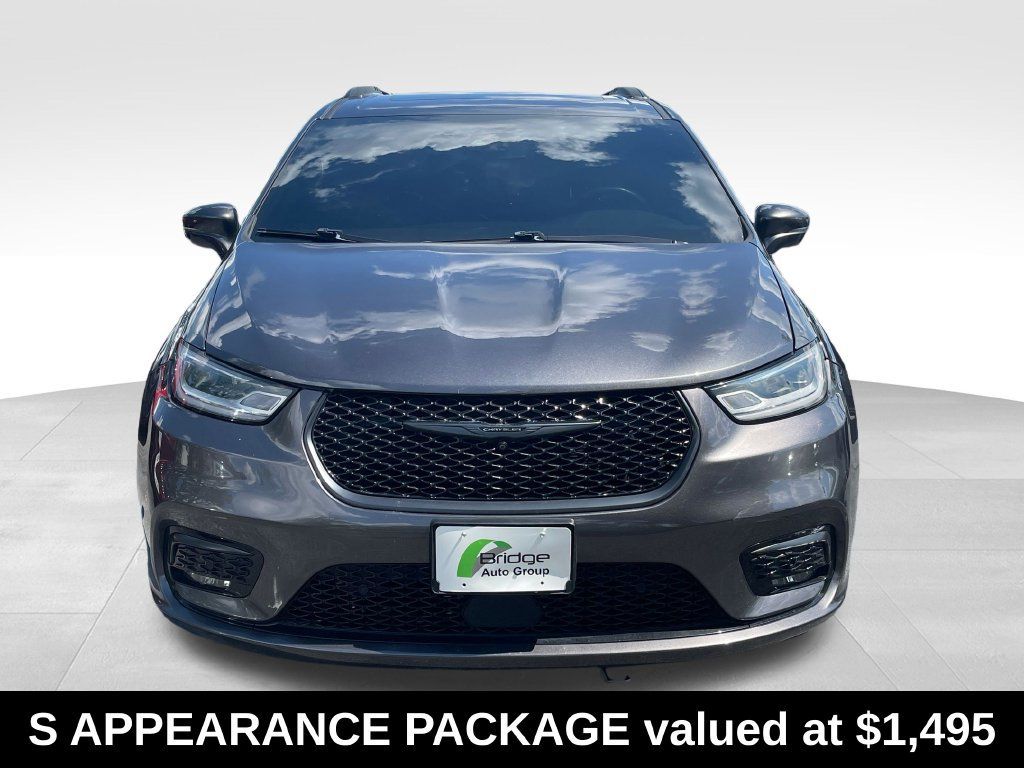 Used 2022 Chrysler Pacifica Limited w/ S Appearance Package FWD image 2