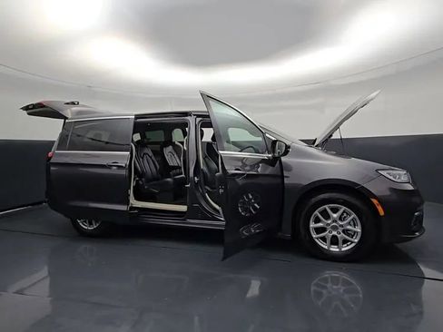 Used 2023 Chrysler Pacifica Touring-L image 9