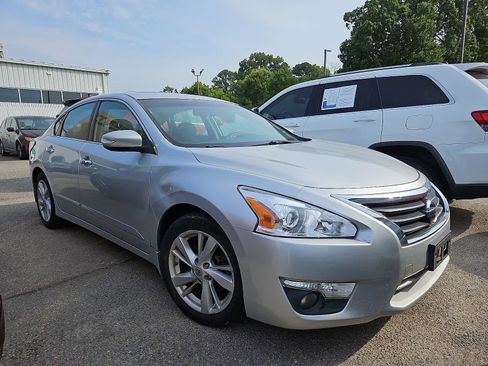 Used 2015 Nissan Altima 2.5 SV w/ Convenience Package FWD image 2