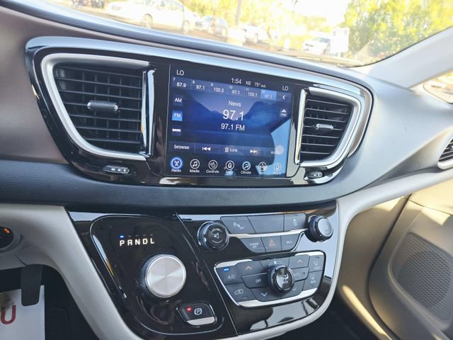 Used 2017 Chrysler Pacifica Touring-L w/ 13 Speaker Alpine Sound Group FWD image 25