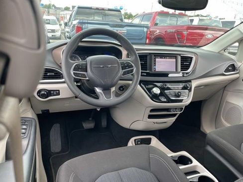 Used 2023 Chrysler Voyager LX FWD image 14