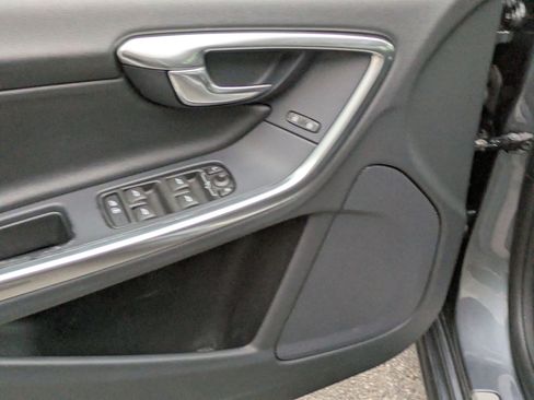 Used 2017 Volvo V60 T6 R-Design Platinum image 13