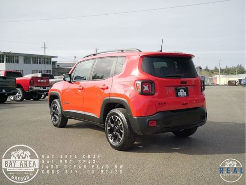 Used 2023 Jeep Renegade Latitude image 3