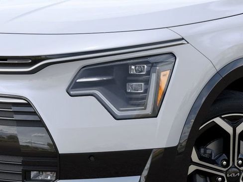 New 2025 Kia Niro SX Touring image 11