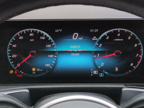 Used 2023 Mercedes-Benz GLB 250 4MATIC w/ Premium Package image 17