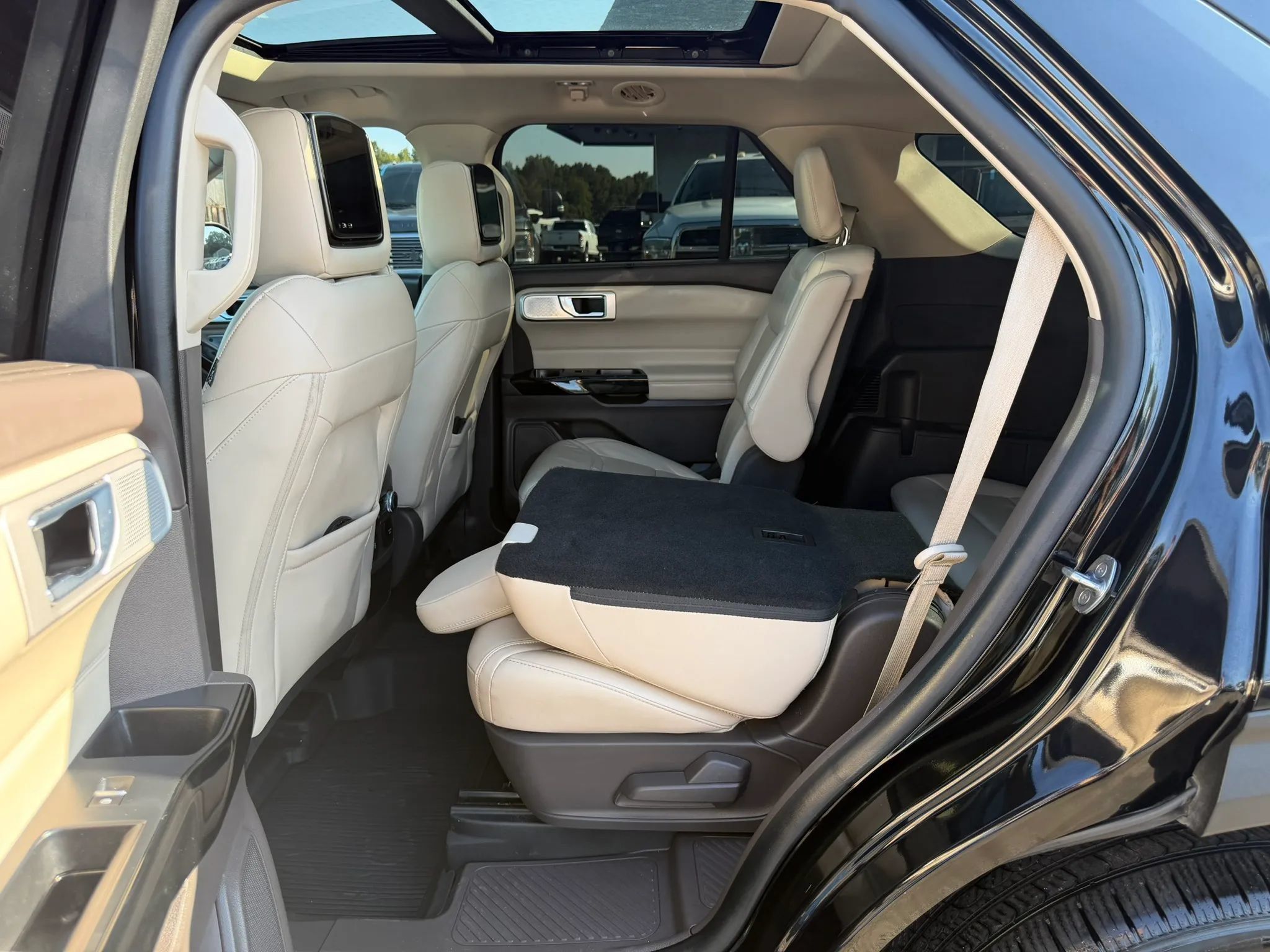 Used 2021 Ford Explorer Platinum w/ Equipment Group 601A AWD/4WD image 22