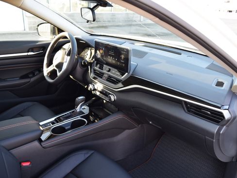 Used 2023 Nissan Altima 2.5 SR w/ SR Premium Package image 16