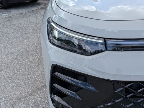 Used 2026 Volkswagen Tiguan SEL R-Line image 10