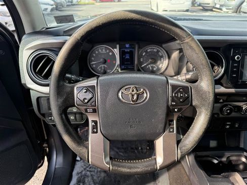 Used 2018 Toyota Tacoma SR5 AWD/4WD image 30