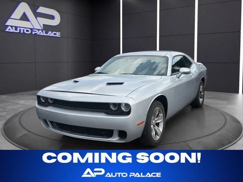 Used 2021 Dodge Challenger SXT RWD image 1