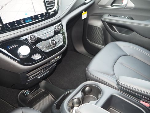 New 2025 Chrysler Pacifica Select w/ Uconnect Theater Family Group image 29