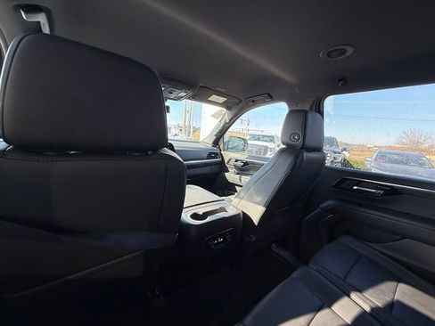 Used 2025 Chevrolet Suburban Z71 image 27