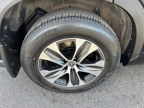 Used 2023 Toyota Highlander L image 39