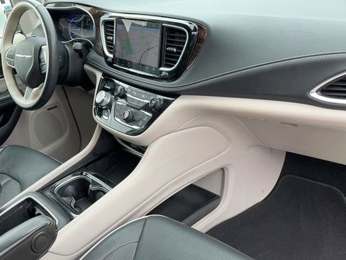 Used 2021 Chrysler Pacifica Limited w/ Uconnect Theater Family Group FWD image 22