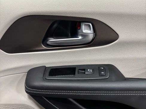 Used 2024 Chrysler Voyager LX image 21