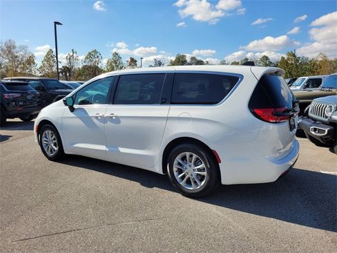 New 2026 Chrysler Pacifica Select image 10