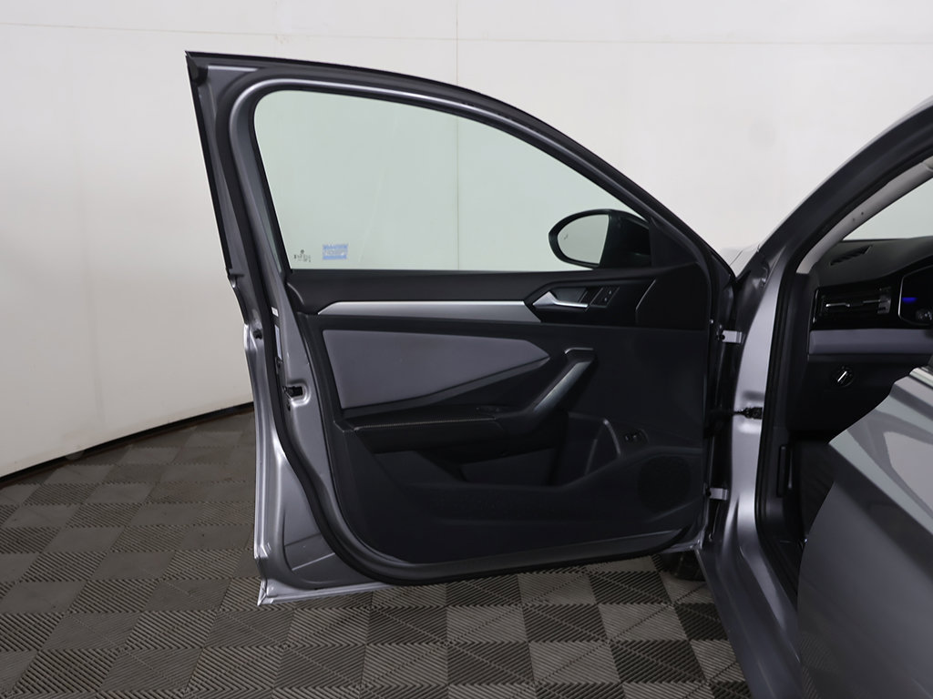 Used 2025 Volkswagen Jetta SE FWD image 17