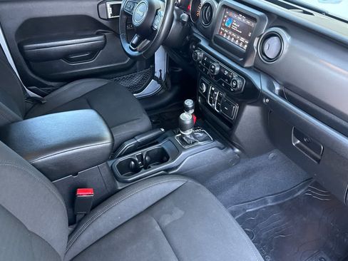 Used 2022 Jeep Gladiator Sport AWD/4WD image 16