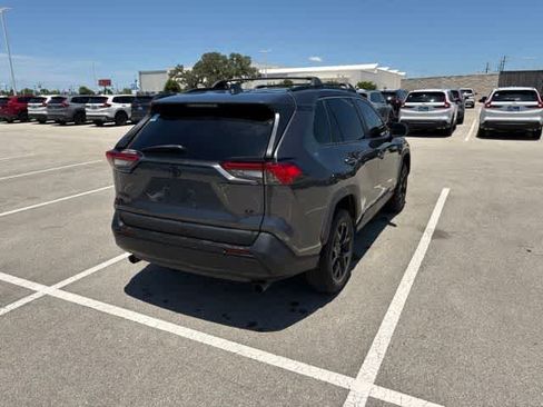 Used 2021 Toyota RAV4 LE FWD image 5