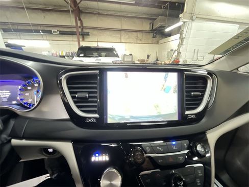 Used 2024 Chrysler Pacifica Touring-L image 17