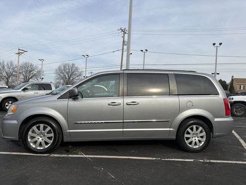 Used 2013 Chrysler Town & Country Touring image 4