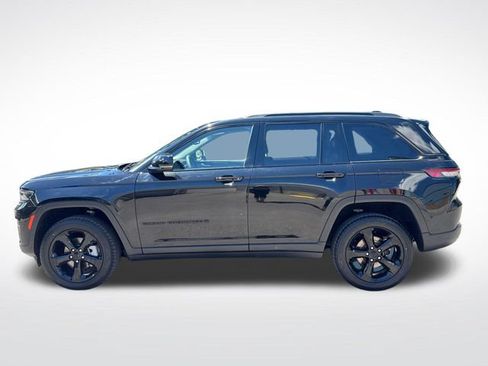 Used 2023 Jeep Grand Cherokee Limited w/ Black Appearance Package AWD/4WD image 2