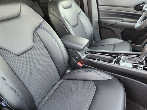 New 2026 Jeep Compass Latitude image 9