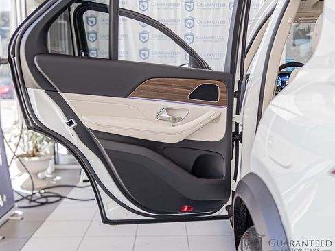 Used 2025 Mercedes-Benz GLE 450e 4MATIC w/ Driver Assistance Package image 36