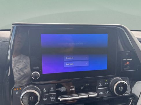 Used 2024 Toyota Highlander XLE FWD image 12
