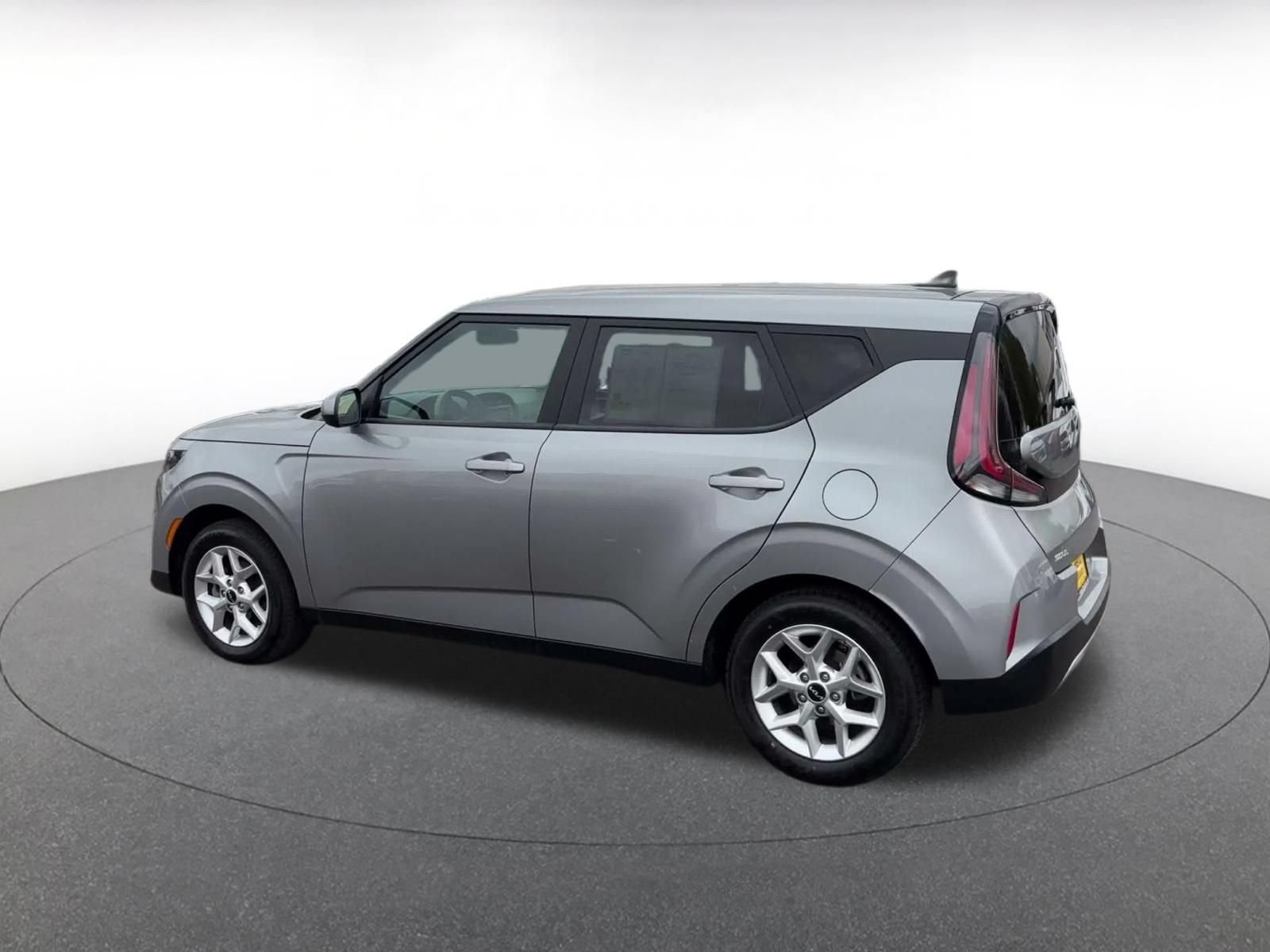Used 2025 Kia Soul LX w/ LX Technology Package FWD image 9