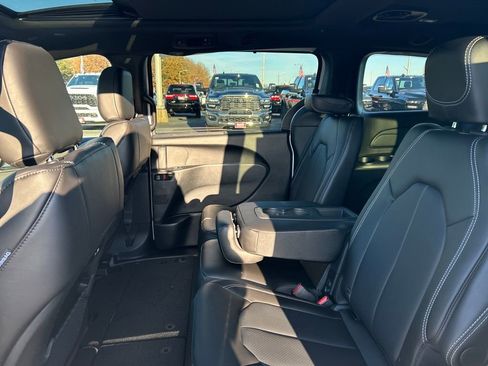 New 2026 Chrysler Pacifica Select w/ S Appearance Package FWD image 25